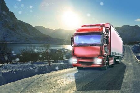 货运司机在寒冷的道路上, 从一辆卡车的驾驶舱看到司机, 为货运公司